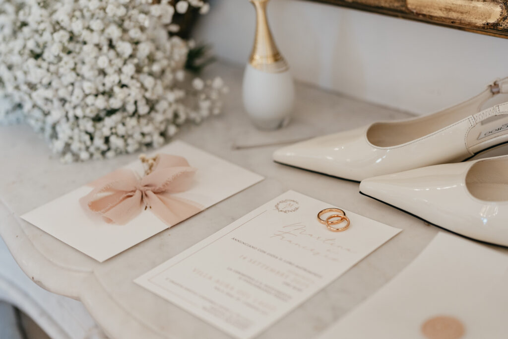 Coordinati grafici matrimonio eleganti con partecipazioni e dettagli wedding stationery