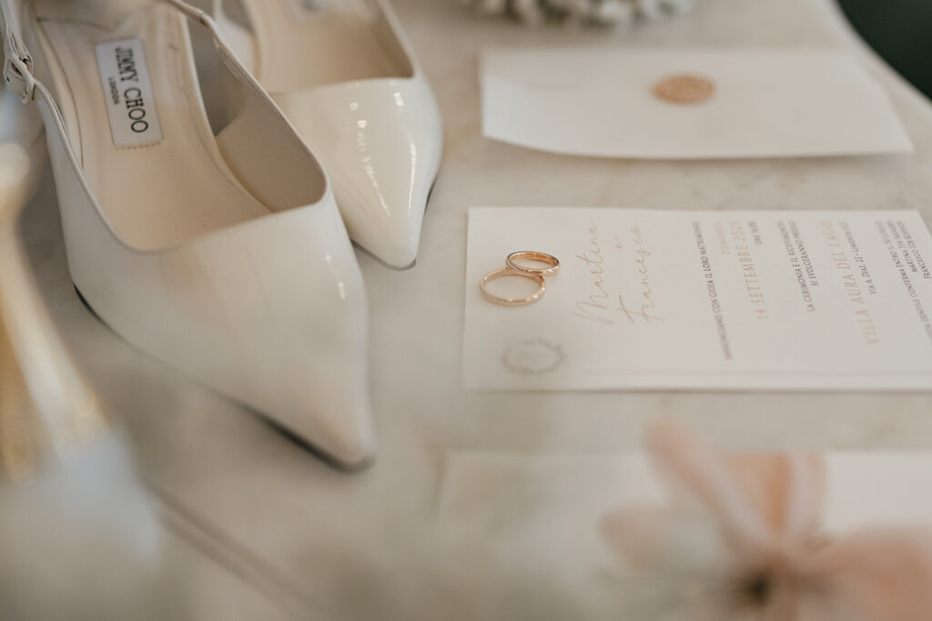 Coordinati grafici matrimonio eleganti con partecipazioni e dettagli wedding stationery