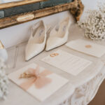 Partecipazioni matrimonio personalizzate inserite in un allestimento elegante