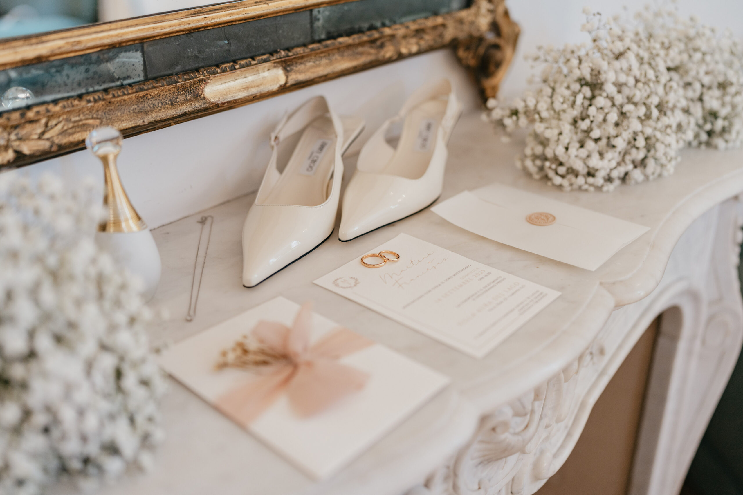 Partecipazioni matrimonio personalizzate inserite in un allestimento elegante